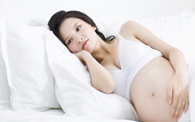 Khí hư ra màu xanh khi đang mang thai cần phải cẩn trọng sớm