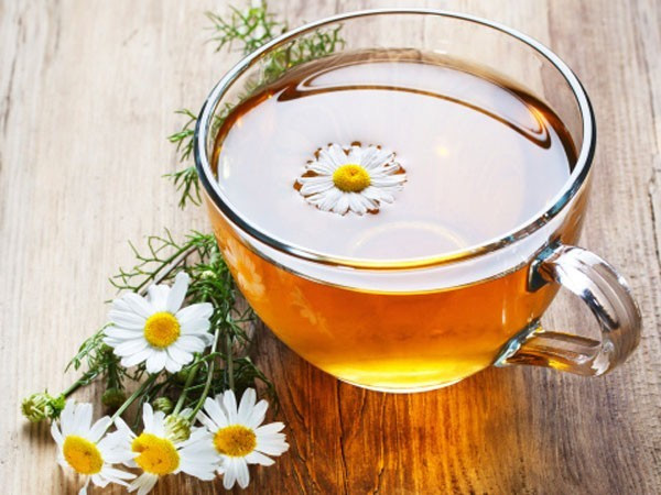 Sử dụng trà hoa cúc giúp bạn giảm đau bụng kinh 1